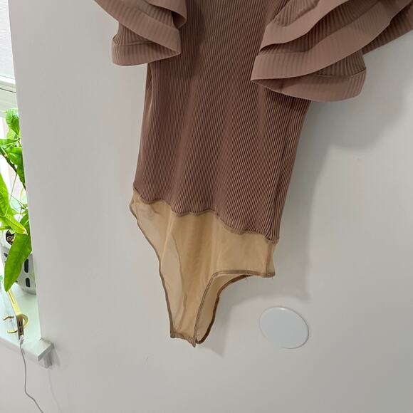 NEW Fashion Nova Adeline Ruffle Mocha Bodysuit Size XS - Picture 6 of 8